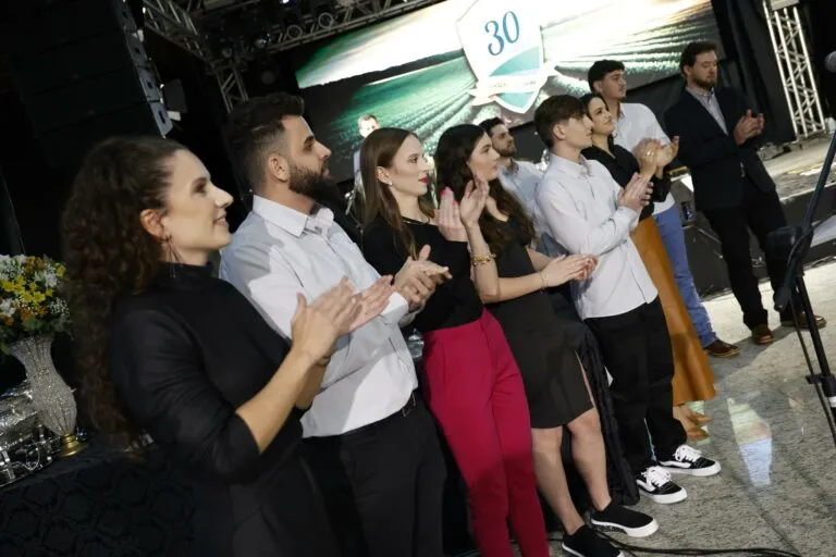 Público aplaudindo durante a comemoração dos 30 anos do Grupo Turim