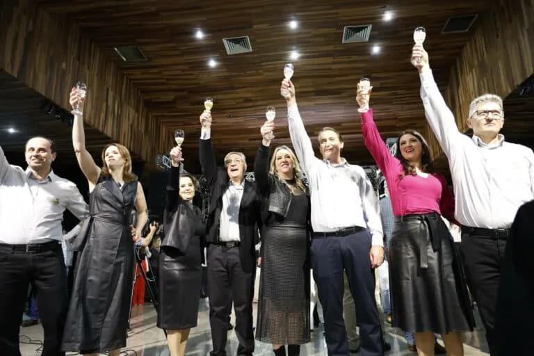 Brinde dos sócios-diretores celebrando 30 anos de Grupo Turim