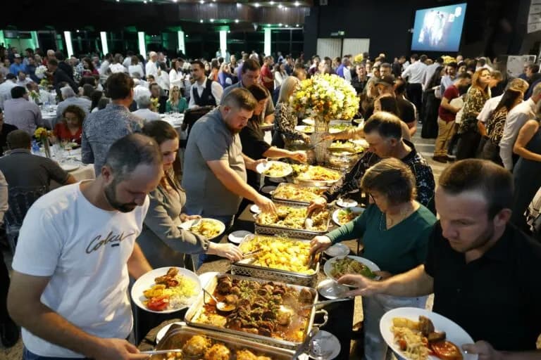 Buffet e mesa decorada para convidados na celebração dos 30 anos