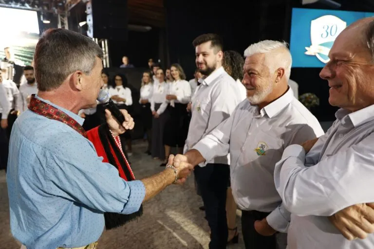 Diretores do Grupo Turim cumprimentando convidados durante o evento