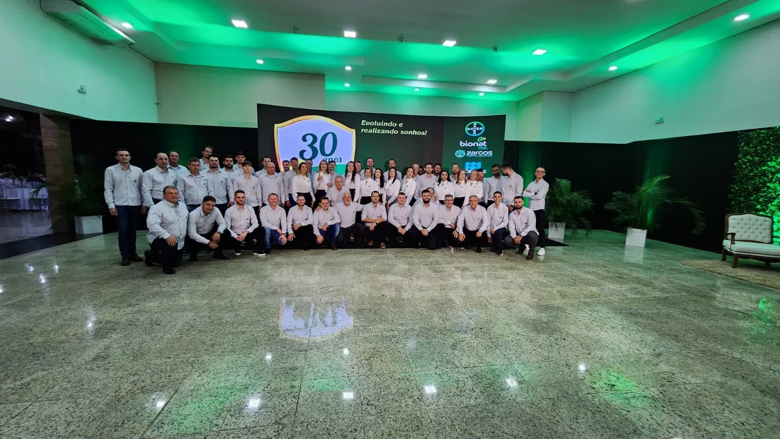Equipe Turim reunida no palco principal da celebração de 30 anos