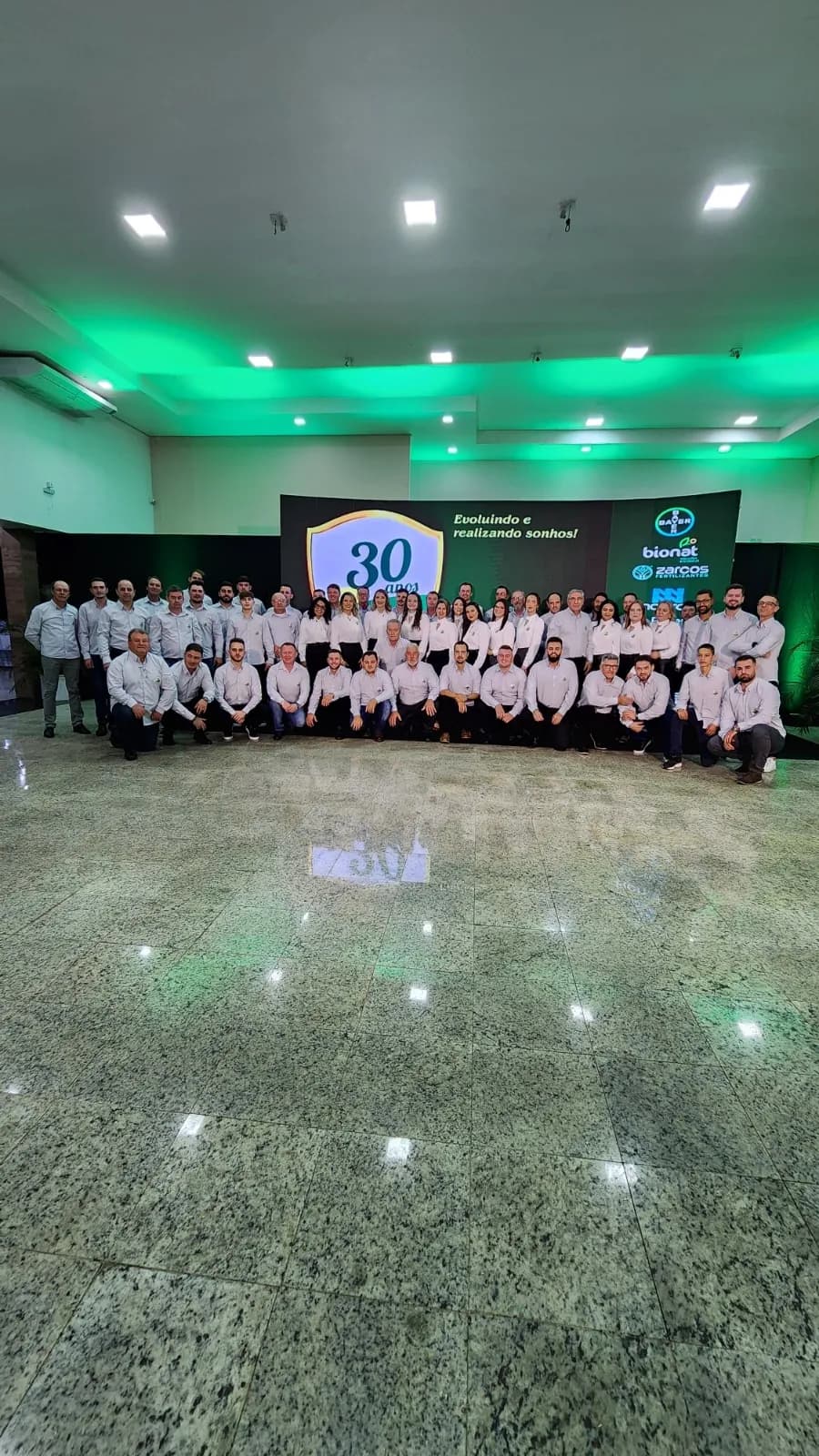 Colaboradores do Grupo Turim em momento de confraternização no evento dos 30 anos