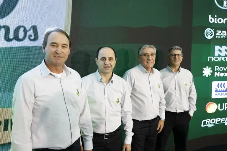 Palco principal com cenografia da celebração dos 30 anos do Grupo Turim