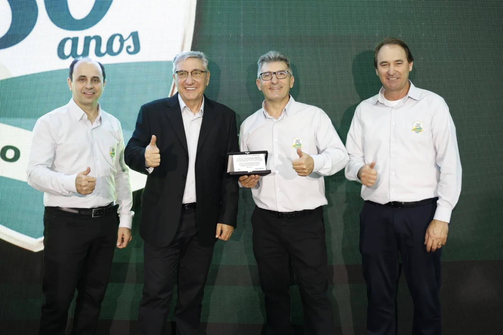 Cerimônia de premiação durante a festa de 30 anos do Grupo Turim