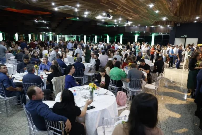 Vista geral do salão decorado para a festa de 30 anos do Grupo Turim